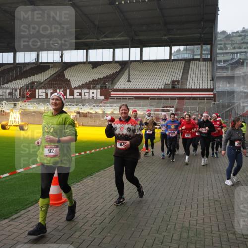 07.12.2025 - St. Pauli X-Mass-Run No. 15 Fabian Wolf http://msf.ph/oto/9415795 07.12.2025 11:06:05 Ziel 92, 298, 300, 402, 403, 556, 659, 693, 854, 858, 878, 920, 944, 1024, 1025, 1223, 1229, 1287, 1429, 1430, 1608, 1648, 2243, 2245, 4579, 4581, 4583, 4585, 4587 meine-sportfotos.de