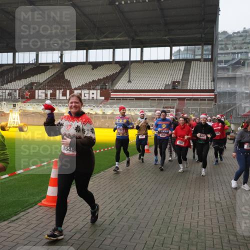 07.12.2025 - St. Pauli X-Mass-Run No. 15 Fabian Wolf http://msf.ph/oto/9415796 07.12.2025 11:06:06 Ziel 92, 298, 300, 402, 403, 556, 659, 693, 854, 858, 878, 920, 944, 1024, 1025, 1223, 1229, 1287, 1429, 1430, 1608, 1648, 2243, 2245, 4579, 4581, 4583, 4585, 4587 meine-sportfotos.de