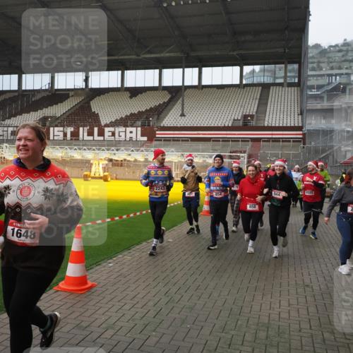 07.12.2025 - St. Pauli X-Mass-Run No. 15 Fabian Wolf http://msf.ph/oto/9415798 07.12.2025 11:06:06 Ziel 92, 298, 300, 402, 403, 556, 659, 693, 854, 858, 878, 920, 944, 1024, 1025, 1223, 1229, 1287, 1429, 1430, 1608, 1648, 2243, 2245, 4579, 4581, 4583, 4585, 4587 meine-sportfotos.de