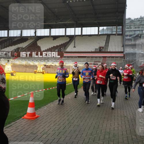 07.12.2025 - St. Pauli X-Mass-Run No. 15 Fabian Wolf http://msf.ph/oto/9415799 07.12.2025 11:06:06 Ziel 92, 298, 300, 402, 403, 556, 659, 693, 854, 858, 878, 920, 944, 1024, 1025, 1223, 1229, 1287, 1429, 1430, 1608, 1648, 2243, 2245, 4579, 4581, 4583, 4585, 4587 meine-sportfotos.de