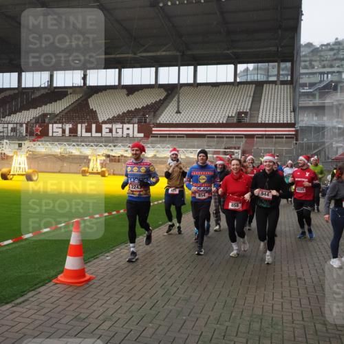 07.12.2025 - St. Pauli X-Mass-Run No. 15 Fabian Wolf http://msf.ph/oto/9415800 07.12.2025 11:06:07 Ziel 92, 298, 300, 402, 403, 556, 659, 693, 854, 858, 878, 920, 944, 1024, 1025, 1223, 1229, 1287, 1429, 1430, 1608, 1648, 2243, 2245, 4579, 4581, 4583, 4585, 4587 meine-sportfotos.de