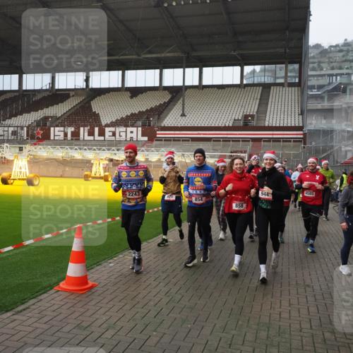 07.12.2025 - St. Pauli X-Mass-Run No. 15 Fabian Wolf http://msf.ph/oto/9415801 07.12.2025 11:06:07 Ziel 92, 298, 300, 402, 403, 556, 659, 693, 854, 858, 878, 920, 944, 1024, 1025, 1223, 1229, 1287, 1429, 1430, 1608, 1648, 2243, 2245, 4579, 4581, 4583, 4585, 4587 meine-sportfotos.de