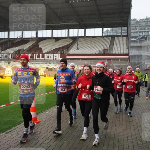07.12.2025 - St. Pauli X-Mass-Run No. 15 Fabian Wolf http://msf.ph/oto/9415805 07.12.2025 11:06:08 Ziel 92, 204, 298, 300, 402, 403, 414, 556, 659, 693, 854, 858, 878, 920, 944, 1024, 1025, 1223, 1229, 1287, 1429, 1430, 1608, 1648, 2243, 2245, 4579, 4581, 4583, 4585, 4587 meine-sportfotos.de
