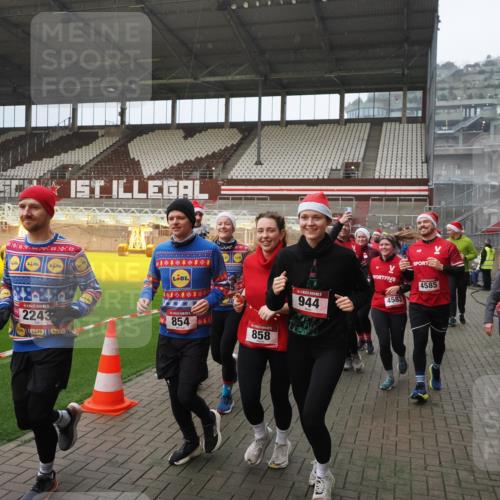 07.12.2025 - St. Pauli X-Mass-Run No. 15 Fabian Wolf http://msf.ph/oto/9415806 07.12.2025 11:06:08 Ziel 92, 204, 298, 300, 402, 403, 414, 556, 659, 693, 854, 858, 878, 920, 944, 1024, 1025, 1223, 1229, 1287, 1429, 1430, 1608, 1648, 2243, 2245, 4579, 4581, 4583, 4585, 4587 meine-sportfotos.de