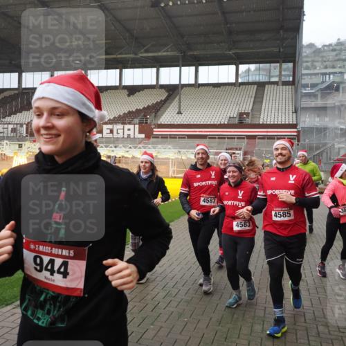 07.12.2025 - St. Pauli X-Mass-Run No. 15 Fabian Wolf http://msf.ph/oto/9415810 07.12.2025 11:06:09 Ziel 92, 204, 298, 300, 402, 403, 414, 556, 659, 693, 854, 858, 878, 920, 944, 1024, 1025, 1223, 1229, 1287, 1429, 1430, 1608, 1648, 2243, 2245, 4579, 4581, 4583, 4585, 4587 meine-sportfotos.de