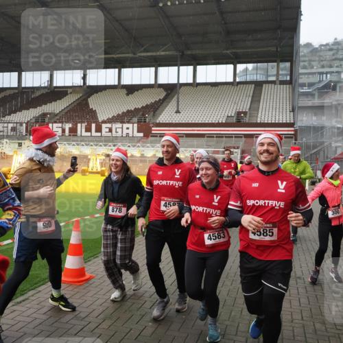07.12.2025 - St. Pauli X-Mass-Run No. 15 Fabian Wolf http://msf.ph/oto/9415812 07.12.2025 11:06:09 Ziel 92, 204, 298, 300, 402, 403, 414, 556, 659, 693, 854, 858, 878, 920, 944, 1024, 1025, 1223, 1229, 1287, 1429, 1430, 1608, 1648, 2243, 2245, 4579, 4581, 4583, 4585, 4587 meine-sportfotos.de