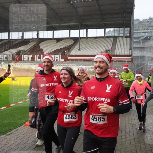 07.12.2025 - St. Pauli X-Mass-Run No. 15 Fabian Wolf http://msf.ph/oto/9415814 07.12.2025 11:06:09 Ziel 92, 204, 298, 300, 402, 403, 414, 556, 659, 693, 854, 858, 878, 920, 944, 1024, 1025, 1223, 1229, 1287, 1429, 1430, 1608, 1648, 2243, 2245, 4579, 4581, 4583, 4585, 4587 meine-sportfotos.de