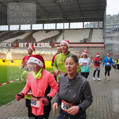 07.12.2025 - St. Pauli X-Mass-Run No. 15 Fabian Wolf http://msf.ph/oto/9415824 07.12.2025 11:06:11 Ziel 92, 204, 300, 402, 403, 414, 556, 659, 693, 854, 858, 878, 920, 944, 1024, 1025, 1223, 1229, 1287, 1403, 1429, 1430, 1648, 2243, 2245, 4579, 4581, 4583, 4585, 4587 meine-sportfotos.de