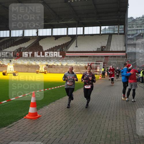 07.12.2025 - St. Pauli X-Mass-Run No. 15 Fabian Wolf http://msf.ph/oto/9415843 07.12.2025 11:06:15 Ziel 204, 402, 403, 414, 474, 486, 556, 693, 854, 858, 878, 920, 944, 1024, 1223, 1229, 1287, 1403, 1429, 1430, 1648, 2243, 2245, 4579, 4581, 4583, 4585, 4587 meine-sportfotos.de
