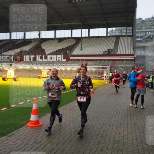 07.12.2025 - St. Pauli X-Mass-Run No. 15 Fabian Wolf http://msf.ph/oto/9415846 07.12.2025 11:06:16 Ziel 204, 402, 403, 414, 474, 486, 556, 854, 858, 878, 920, 944, 1223, 1229, 1287, 1403, 1429, 1430, 2243, 2245, 4579, 4581, 4583, 4585, 4587 meine-sportfotos.de