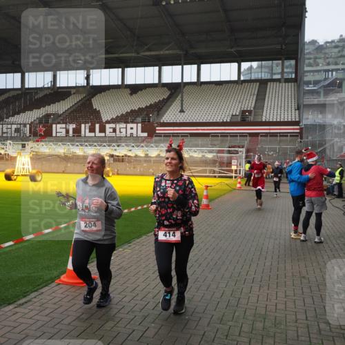07.12.2025 - St. Pauli X-Mass-Run No. 15 Fabian Wolf http://msf.ph/oto/9415847 07.12.2025 11:06:16 Ziel 204, 402, 403, 414, 474, 486, 556, 854, 858, 878, 920, 944, 1223, 1229, 1287, 1403, 1429, 1430, 2243, 2245, 4579, 4581, 4583, 4585, 4587 meine-sportfotos.de