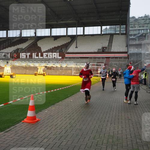 07.12.2025 - St. Pauli X-Mass-Run No. 15 Fabian Wolf http://msf.ph/oto/9415848 07.12.2025 11:06:18 Ziel 204, 402, 403, 414, 474, 486, 556, 854, 858, 878, 920, 1223, 1229, 1287, 1403, 1429, 1430, 1442, 2245, 4579, 4581, 4583, 4585, 4587 meine-sportfotos.de