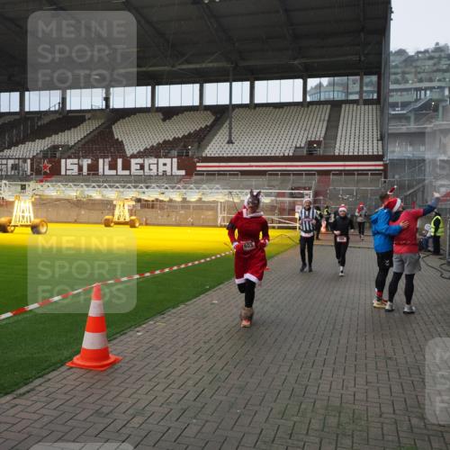07.12.2025 - St. Pauli X-Mass-Run No. 15 Fabian Wolf http://msf.ph/oto/9415849 07.12.2025 11:06:18 Ziel 204, 402, 403, 414, 474, 486, 556, 854, 858, 878, 920, 1223, 1229, 1287, 1403, 1429, 1430, 1442, 2245, 4579, 4581, 4583, 4585, 4587 meine-sportfotos.de