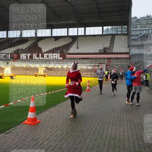 07.12.2025 - St. Pauli X-Mass-Run No. 15 Fabian Wolf http://msf.ph/oto/9415851 07.12.2025 11:06:19 Ziel 204, 402, 403, 414, 474, 486, 556, 1223, 1229, 1287, 1403, 1429, 1430, 1440, 1442, 4579, 4581, 4583, 4585, 4587 meine-sportfotos.de
