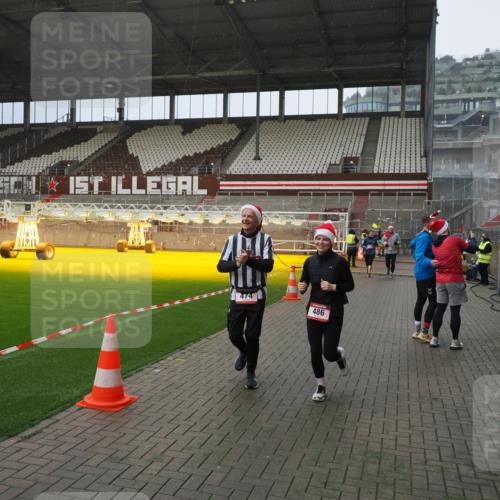 07.12.2025 - St. Pauli X-Mass-Run No. 15 Fabian Wolf http://msf.ph/oto/9415860 07.12.2025 11:06:21 Ziel 204, 402, 403, 414, 474, 486, 556, 1287, 1403, 1440, 1442, 4579, 4581 meine-sportfotos.de
