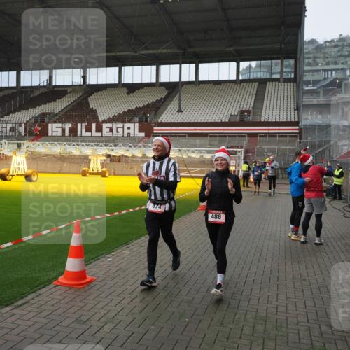 07.12.2025 - St. Pauli X-Mass-Run No. 15 Fabian Wolf http://msf.ph/oto/9415861 07.12.2025 11:06:21 Ziel 204, 402, 403, 414, 474, 486, 556, 1287, 1403, 1440, 1442, 4579, 4581 meine-sportfotos.de