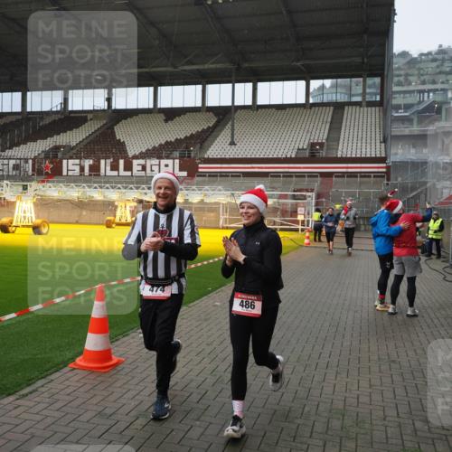 07.12.2025 - St. Pauli X-Mass-Run No. 15 Fabian Wolf http://msf.ph/oto/9415863 07.12.2025 11:06:22 Ziel 204, 414, 474, 486, 556, 1287, 1403, 1440, 1442, 4579, 4581 meine-sportfotos.de