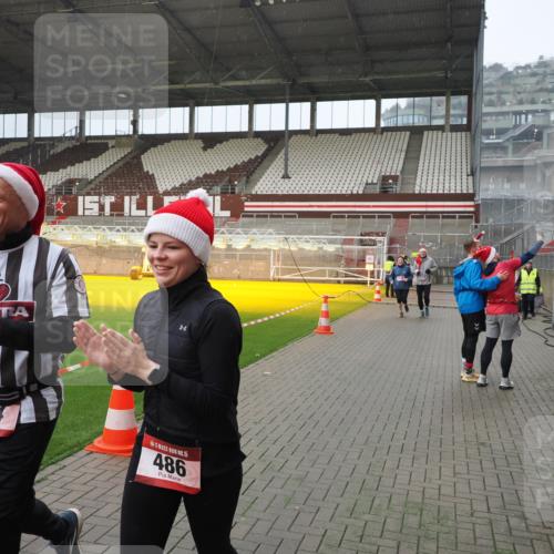 07.12.2025 - St. Pauli X-Mass-Run No. 15 Fabian Wolf http://msf.ph/oto/9415866 07.12.2025 11:06:22 Ziel 204, 414, 474, 486, 556, 1287, 1403, 1440, 1442, 4579, 4581 meine-sportfotos.de