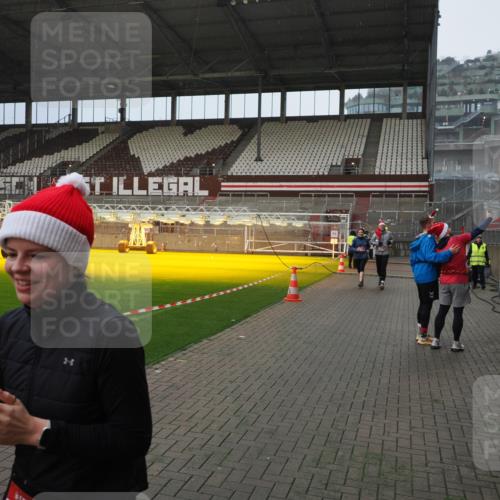 07.12.2025 - St. Pauli X-Mass-Run No. 15 Fabian Wolf http://msf.ph/oto/9415867 07.12.2025 11:06:22 Ziel 204, 414, 474, 486, 556, 1287, 1403, 1440, 1442, 4579, 4581 meine-sportfotos.de