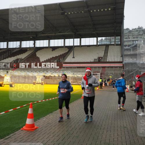 07.12.2025 - St. Pauli X-Mass-Run No. 15 Fabian Wolf http://msf.ph/oto/9415876 07.12.2025 11:06:26 Ziel 204, 414, 474, 486, 1403, 1440, 1442, 1556, 1564 meine-sportfotos.de
