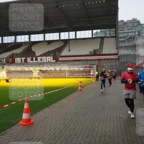 07.12.2025 - St. Pauli X-Mass-Run No. 15 Fabian Wolf http://msf.ph/oto/9415882 07.12.2025 11:06:29 Ziel 474, 486, 1286, 1403, 1440, 1442, 1556, 1564 meine-sportfotos.de