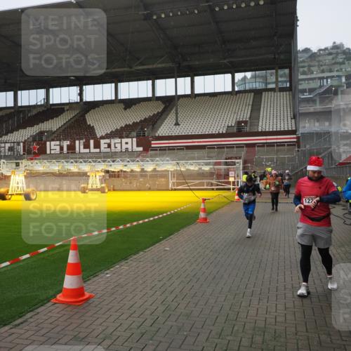 07.12.2025 - St. Pauli X-Mass-Run No. 15 Fabian Wolf http://msf.ph/oto/9415884 07.12.2025 11:06:30 Ziel 474, 486, 1285, 1286, 1403, 1440, 1442, 1556, 1564 meine-sportfotos.de