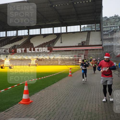 07.12.2025 - St. Pauli X-Mass-Run No. 15 Fabian Wolf http://msf.ph/oto/9415885 07.12.2025 11:06:30 Ziel 474, 486, 1285, 1286, 1403, 1440, 1442, 1556, 1564 meine-sportfotos.de