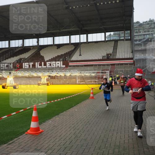 07.12.2025 - St. Pauli X-Mass-Run No. 15 Fabian Wolf http://msf.ph/oto/9415886 07.12.2025 11:06:30 Ziel 474, 486, 1285, 1286, 1403, 1440, 1442, 1556, 1564 meine-sportfotos.de