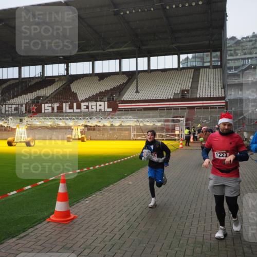 07.12.2025 - St. Pauli X-Mass-Run No. 15 Fabian Wolf http://msf.ph/oto/9415889 07.12.2025 11:06:31 Ziel 474, 486, 565, 1285, 1286, 1403, 1440, 1442, 1556, 1564 meine-sportfotos.de