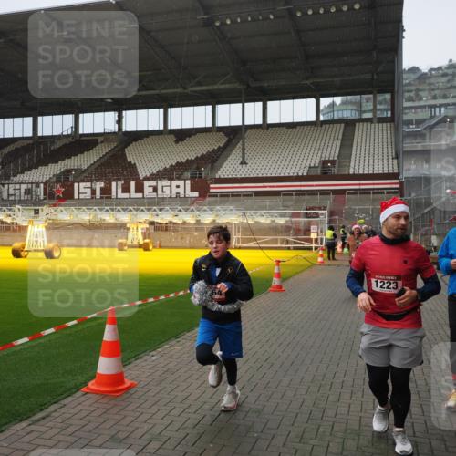07.12.2025 - St. Pauli X-Mass-Run No. 15 Fabian Wolf http://msf.ph/oto/9415891 07.12.2025 11:06:31 Ziel 474, 486, 565, 1285, 1286, 1403, 1440, 1442, 1556, 1564 meine-sportfotos.de