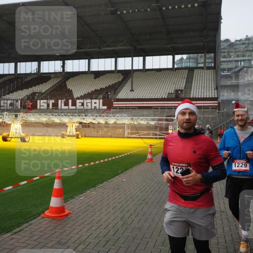 07.12.2025 - St. Pauli X-Mass-Run No. 15 Fabian Wolf http://msf.ph/oto/9415895 07.12.2025 11:06:32 Ziel 474, 486, 565, 1285, 1286, 1440, 1442, 1556, 1564 meine-sportfotos.de