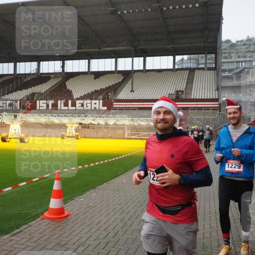 07.12.2025 - St. Pauli X-Mass-Run No. 15 Fabian Wolf http://msf.ph/oto/9415896 07.12.2025 11:06:32 Ziel 474, 486, 565, 1285, 1286, 1440, 1442, 1556, 1564 meine-sportfotos.de