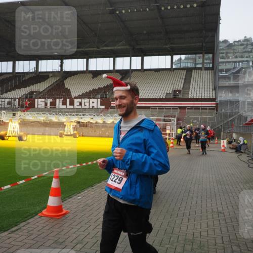 07.12.2025 - St. Pauli X-Mass-Run No. 15 Fabian Wolf http://msf.ph/oto/9415901 07.12.2025 11:06:33 Ziel 359, 382, 474, 486, 565, 1285, 1286, 1440, 1442, 1556, 1564 meine-sportfotos.de