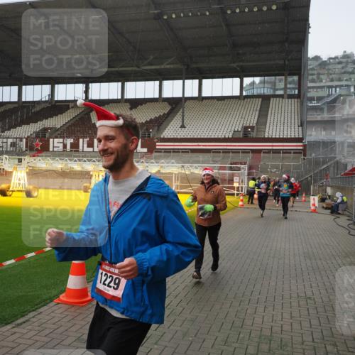 07.12.2025 - St. Pauli X-Mass-Run No. 15 Fabian Wolf http://msf.ph/oto/9415902 07.12.2025 11:06:33 Ziel 359, 382, 474, 486, 565, 1285, 1286, 1440, 1442, 1556, 1564 meine-sportfotos.de