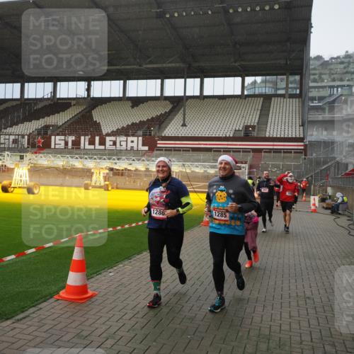 07.12.2025 - St. Pauli X-Mass-Run No. 15 Fabian Wolf http://msf.ph/oto/9415913 07.12.2025 11:06:38 Ziel 359, 382, 565, 1285, 1286, 1440, 1442, 1556, 1564, 4582, 4588 meine-sportfotos.de