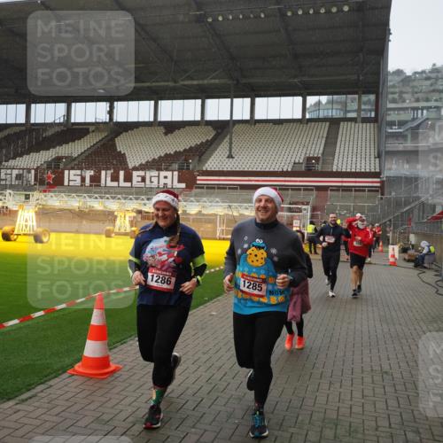 07.12.2025 - St. Pauli X-Mass-Run No. 15 Fabian Wolf http://msf.ph/oto/9415915 07.12.2025 11:06:39 Ziel 359, 382, 565, 1285, 1286, 1440, 1556, 1564, 1708, 4582, 4588 meine-sportfotos.de