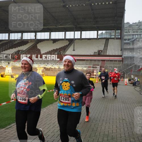 07.12.2025 - St. Pauli X-Mass-Run No. 15 Fabian Wolf http://msf.ph/oto/9415917 07.12.2025 11:06:39 Ziel 359, 382, 565, 1285, 1286, 1440, 1556, 1564, 1708, 4582, 4588 meine-sportfotos.de