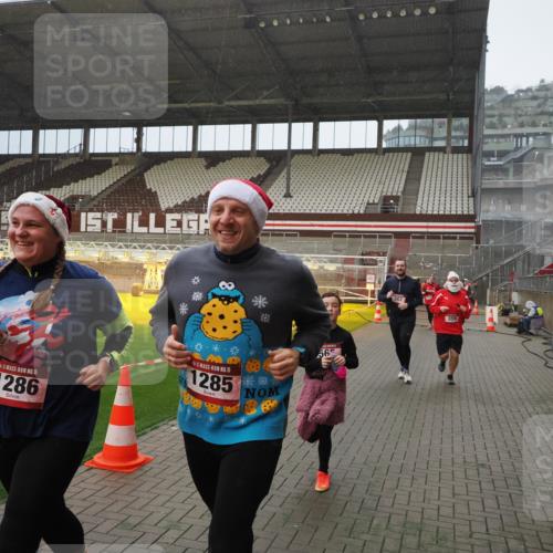 07.12.2025 - St. Pauli X-Mass-Run No. 15 Fabian Wolf http://msf.ph/oto/9415918 07.12.2025 11:06:39 Ziel 359, 382, 565, 1285, 1286, 1440, 1556, 1564, 1708, 4582, 4588 meine-sportfotos.de