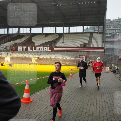 07.12.2025 - St. Pauli X-Mass-Run No. 15 Fabian Wolf http://msf.ph/oto/9415921 07.12.2025 11:06:40 Ziel 359, 382, 565, 1285, 1286, 1556, 1564, 1708, 4582, 4588 meine-sportfotos.de