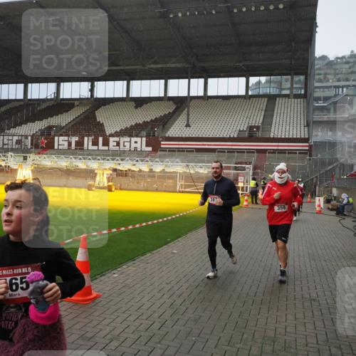 07.12.2025 - St. Pauli X-Mass-Run No. 15 Fabian Wolf http://msf.ph/oto/9415923 07.12.2025 11:06:41 Ziel 359, 382, 565, 1285, 1286, 1556, 1564, 1708, 4582, 4588 meine-sportfotos.de