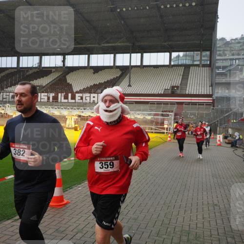 07.12.2025 - St. Pauli X-Mass-Run No. 15 Fabian Wolf http://msf.ph/oto/9415930 07.12.2025 11:06:42 Ziel 359, 382, 565, 1285, 1286, 1556, 1564, 1708, 4582, 4588 meine-sportfotos.de