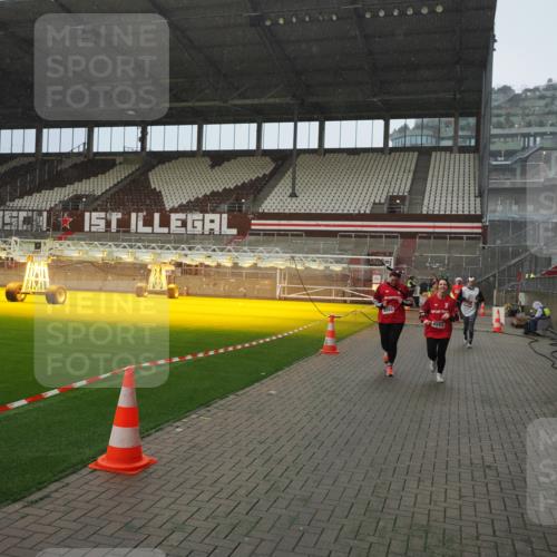 07.12.2025 - St. Pauli X-Mass-Run No. 15 Fabian Wolf http://msf.ph/oto/9415932 07.12.2025 11:06:43 Ziel 359, 382, 565, 595, 1285, 1286, 1556, 1564, 1708, 4582, 4588 meine-sportfotos.de