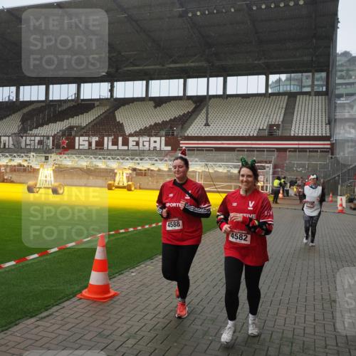 07.12.2025 - St. Pauli X-Mass-Run No. 15 Fabian Wolf http://msf.ph/oto/9415934 07.12.2025 11:06:45 Ziel 359, 382, 565, 595, 1285, 1286, 1462, 1556, 1564, 1708, 4582, 4588 meine-sportfotos.de