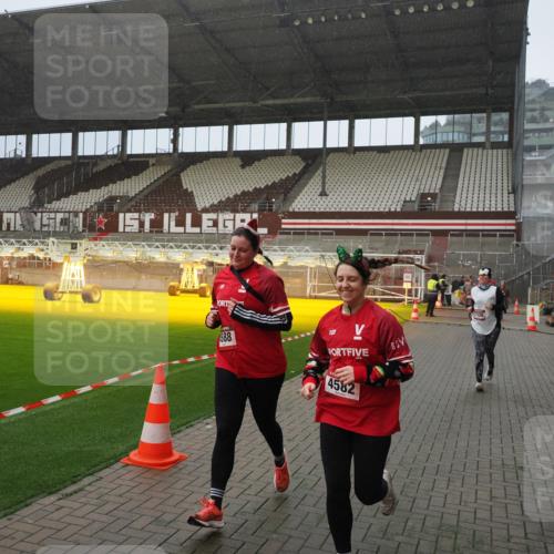 07.12.2025 - St. Pauli X-Mass-Run No. 15 Fabian Wolf http://msf.ph/oto/9415935 07.12.2025 11:06:46 Ziel 359, 382, 565, 595, 1285, 1286, 1462, 1469, 1556, 1564, 1708, 4582, 4588 meine-sportfotos.de