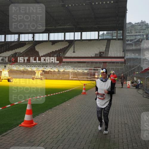 07.12.2025 - St. Pauli X-Mass-Run No. 15 Fabian Wolf http://msf.ph/oto/9415937 07.12.2025 11:06:48 Ziel 359, 382, 565, 595, 1285, 1286, 1462, 1469, 1708, 4582, 4588 meine-sportfotos.de