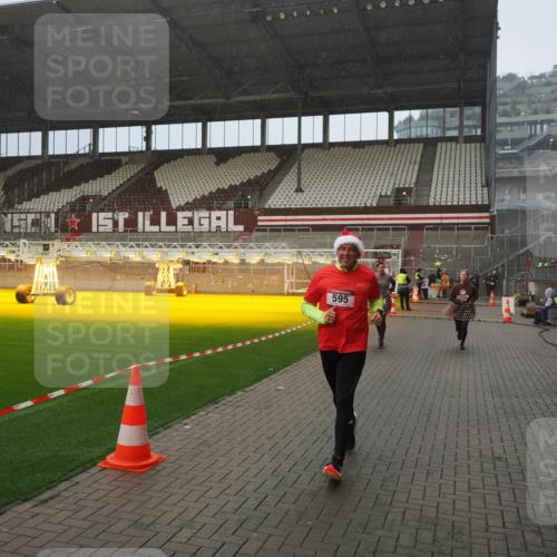07.12.2025 - St. Pauli X-Mass-Run No. 15 Fabian Wolf http://msf.ph/oto/9415943 07.12.2025 11:06:51 Ziel 359, 382, 565, 595, 1462, 1469, 1708, 4582, 4588 meine-sportfotos.de