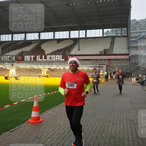 07.12.2025 - St. Pauli X-Mass-Run No. 15 Fabian Wolf http://msf.ph/oto/9415946 07.12.2025 11:06:51 Ziel 359, 382, 565, 595, 1462, 1469, 1708, 4582, 4588 meine-sportfotos.de
