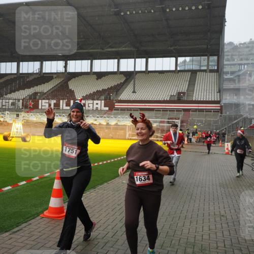 07.12.2025 - St. Pauli X-Mass-Run No. 15 Fabian Wolf http://msf.ph/oto/9415964 07.12.2025 11:07:03 Ziel 595, 1462, 1469, 1634, 1666, 1751, 1861, 1862 meine-sportfotos.de
