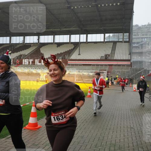 07.12.2025 - St. Pauli X-Mass-Run No. 15 Fabian Wolf http://msf.ph/oto/9415966 07.12.2025 11:07:04 Ziel 1462, 1469, 1634, 1666, 1751, 1861, 1862 meine-sportfotos.de