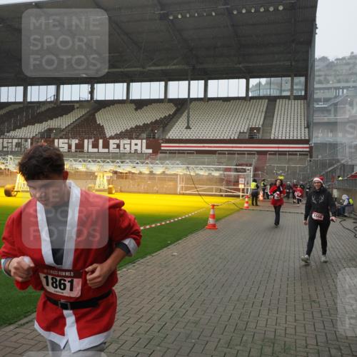 07.12.2025 - St. Pauli X-Mass-Run No. 15 Fabian Wolf http://msf.ph/oto/9415974 07.12.2025 11:07:05 Ziel 1462, 1469, 1634, 1666, 1751, 1861, 1862 meine-sportfotos.de